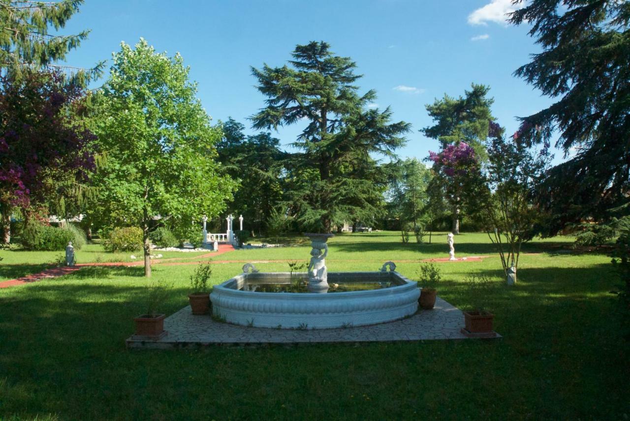Le Clos Des Cedres B&B La Rochefoucauld Eksteriør billede